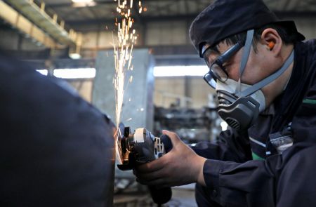 (miniature) Un ouvrier travaille dans un atelier de la Liaoning Fu-An Heavy Industry Co
