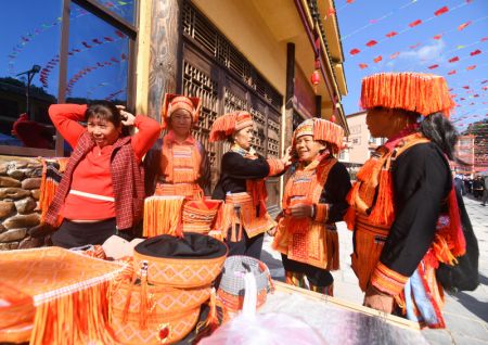 (miniature) Des personnes âgées de l'ethnie Yao choisissent des costumes lors d'une foire folklorique dans le bourg Yao de Changping du district de Mengshan à Wuzhou