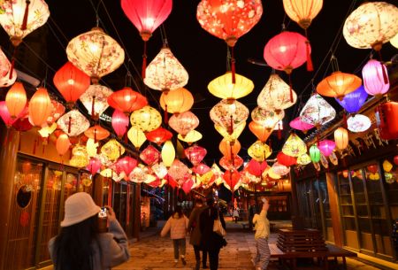 (miniature) Des gens au milieu des lanternes dans le district de Xuan'en de la préfecture autonome Tujia et Miao d'Enshi