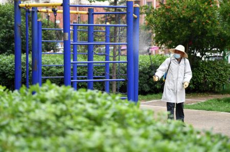 (miniature) Un employé désinfecte des installations publiques dans un quartier du bourg de Shangpai du district de Feixi