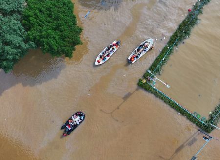 (miniature) Photo aérienne de secouristes aidant des habitants locaux à évacuer une route inondée à Guilin