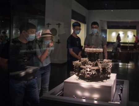 (miniature) Des gens visitent le musée provincial du Hubei