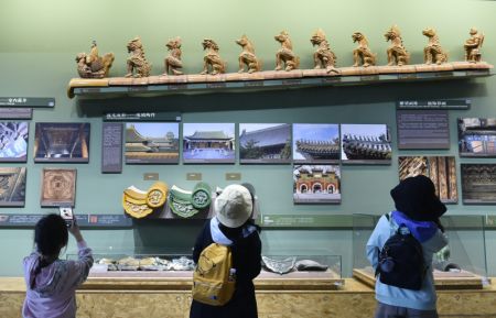 (miniature) Des touristes visitent le Musée de l'architecture ancienne de Beijing