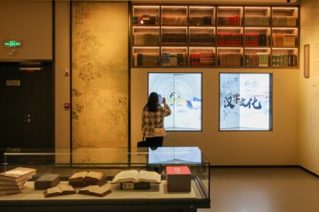 (miniature) Une visiteuse prend des photos dans une salle d'exposition de la phase II du Musée national de l'écriture chinoise