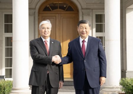 (miniature) Le président chinois Xi Jinping serre la main du président kazakh Kassym-Jomart Tokaïev le 2 juillet 2024