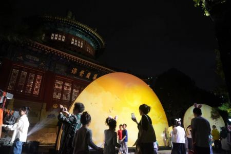 (miniature) Des visiteurs au Musée de la cloche ancienne du temple Dazhong