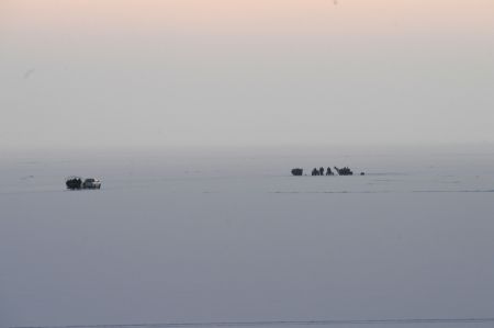 (miniature) Des pêcheurs sur le lac Ulunggur gelé dans le district de Fuhai de la région autonome ouïgoure du Xinjiang (nord-ouest de la Chine)