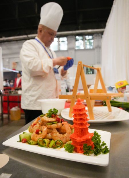 (miniature) Photo prise le 21 mai 2024 d'une création culinaire lors du 9e Championnat du monde de cuisine chinoise à Vancouver