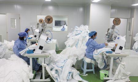 (miniature) Des travailleurs fabriquent des combinaisons de protection dans une usine du district de Fengdu de Chongqing