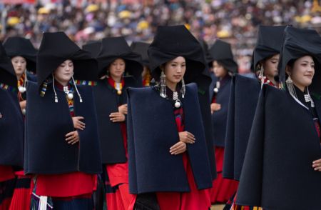 (miniature) Des habitants locaux vêtus de costumes traditionnels de l'ethnie Yi marchent dans une rue