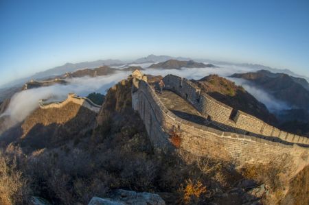 (miniature) Photo de la section de Jinshanling de la Grande Muraille enveloppée de nuages