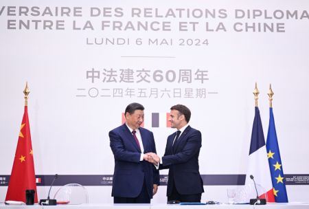 (miniature) Le président chinois Xi Jinping et son homologue français Emmanuel Macron rencontrent conjointement la presse à Paris