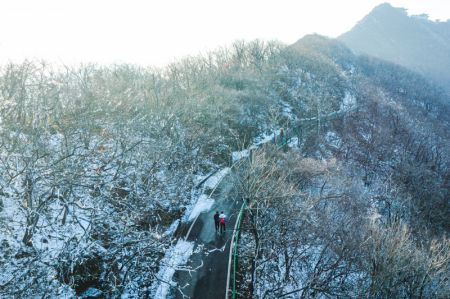 (miniature) Photo aérienne prise le 12 décembre 2023 montrant des touristes visitant le site touristique de la montagne Dahong dans la ville de Suizhou