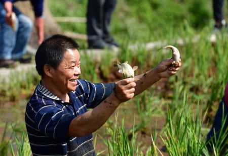 (miniature) Un villageois participe &agrave; un concours de p&ecirc;che dans le village de Longling du district autonome Miao de Rongshui