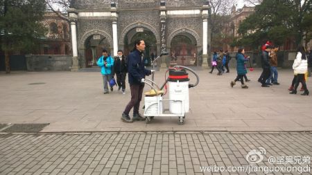 (miniature) Il fabrique une brique avec l'air pollué de Pékin