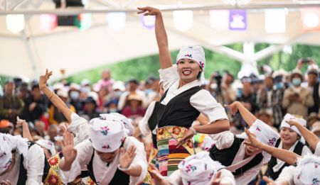 (miniature) Des concurrentes présentent la danse Guozhuang dans un parc