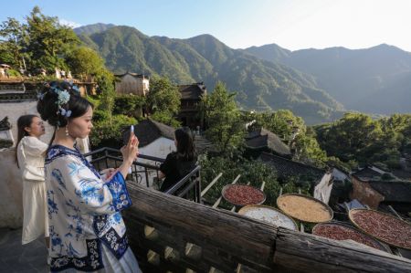 (miniature) Des touristes visitent le village de Huangling du district de Wuyuan