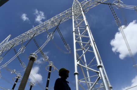 (miniature) Une station de conversion de la ligne de transmission &agrave; ultra-haute tension reliant le Qinghai au Henan