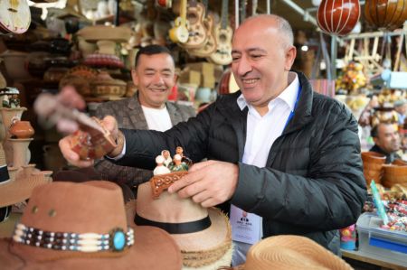 (miniature) - Des participants au 6e Sommet mondial des médias achètent des souvenirs dans la vieille ville de Kashgar