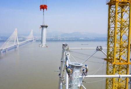 (miniature) Des techniciens sur le chantier du projet de transmission d'électricité à ultra-haute tension Baihetan-Zhejiang près du fleuve Yangtsé