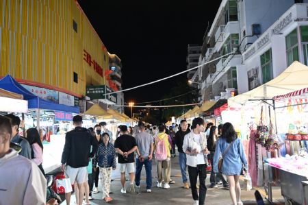 (miniature) Des touristes visitent un marché de nuit dans l'arrondissement de Tianya à Sanya