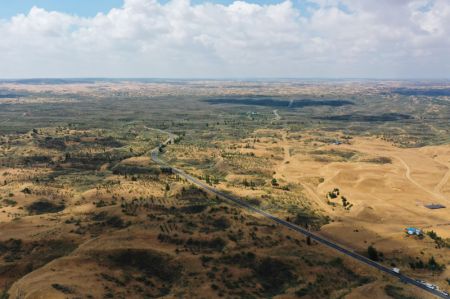 (miniature) Photo aérienne prise par un drone le 31 juillet 2024 montrant le site touristique du désert de Yinkentala de la bannière de Dalad