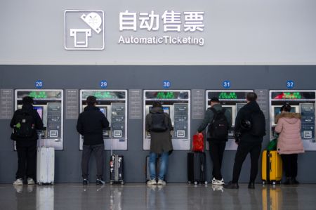 (miniature) Des passagers utilisent des distributeurs automatiques de billets à la gare de l'est de Hangzhou
