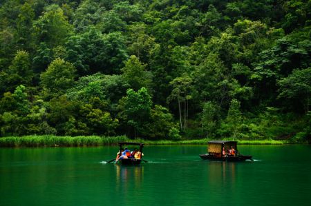 (miniature) Des touristes visitent le site pittoresque de Xiaoqikong