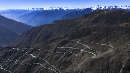 (miniature) Photo aérienne d'une partie d'une route en zigzag près de la rivière Nujiang