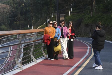 (miniature) Des touristes posent pour des photos de groupe sur un chemin bâti sur l'emplacement de l'ancien site de Chongqing Iron & Steel Factory