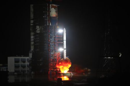 (miniature) Une fusée porteuse Longue Marche-2D transportant un groupe de satellites de télédétection décolle depuis le Centre de lancement des satellites de Xichang