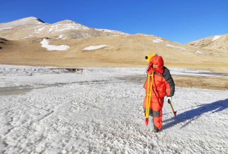 (miniature) Un membre de l'équipe de mesure procède au nivellement dans le district de Tingri de la région autonome du Tibet