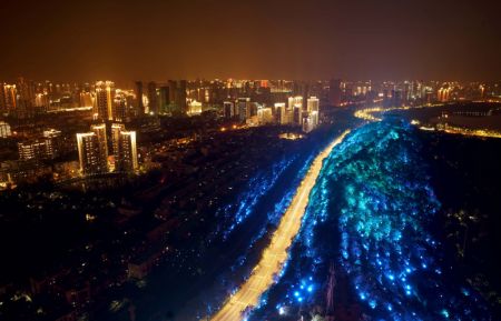 (miniature) Photo prise le 14 avril 2020 d'un spectacle de lumières à Wuhan