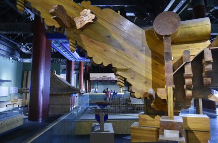 (miniature) Des touristes visitent le Mus&eacute;e de l'architecture ancienne de Beijing