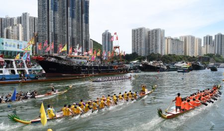 (miniature) Des participants s'affrontent lors d'une course de bateaux-dragons