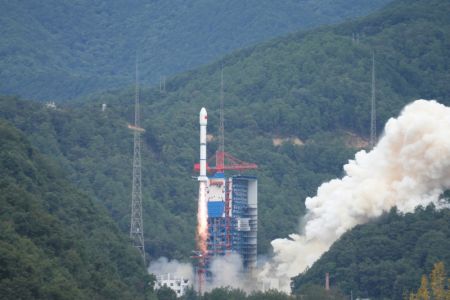 (miniature) Une fusée porteuse Longue Marche-2C transportant les satellites du groupe Yaogan-43 03 décolle du Centre de lancement de satellites de Xichang