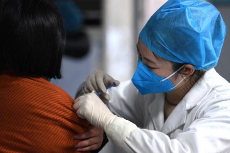 (miniature) Une femme reçoit une injection du vaccin contre le COVID-19 dans une clinique du district de Feixi de la province de l'Anhui