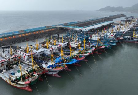 (miniature) Photo aérienne de bateaux de pêche s'abritant à l'approche du typhon Gaemi dans un port du district de Lianjiang à Fuzhou