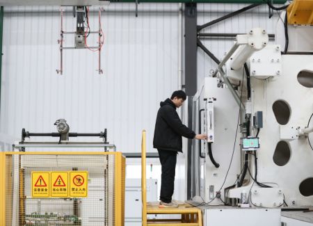 (miniature) Un employé fait fonctionner des appareils dans l'atelier d'un projet industriel intelligent de sériciculture et de production de soie