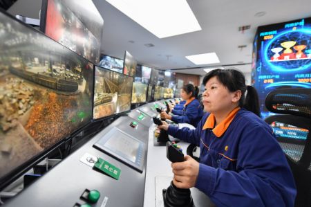 (miniature) Des employés contrôlent des convoyeurs à distance dans un centre intelligent d'une usine sidérurgique de Xiangtan