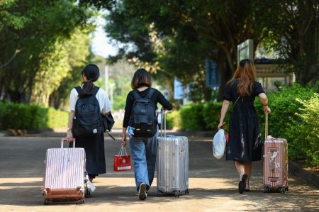 (miniature) Retour d'étudiants dans un campus de l'Université normale de Qiongtai à Haikou