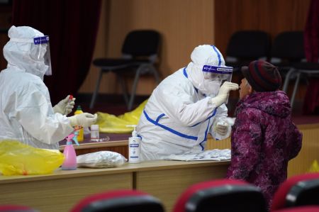 (miniature) Des travailleurs m&eacute;dicaux pr&eacute;l&egrave;vent des &eacute;chantillons pour effectuer des tests d'acide nucl&eacute;ique dans un site d'&eacute;chantillons de l'arrondissement de Shunyi de Beijing