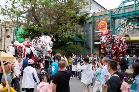 (miniature) Des gens s'amusent dans la rue Xiongdong