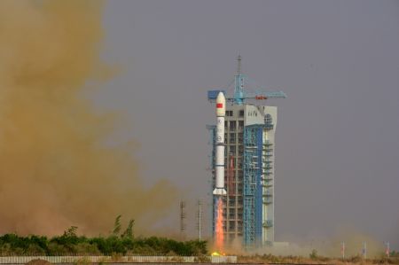 (miniature) Une fusée porteuse Longue Marche-2C transportant trois satellites de test de communication en orbite basse décolle du Centre de lancement de satellites de Jiuquan