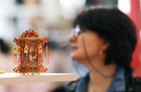 (miniature) Une femme visite l'exposition sur la culture chinoise au centre d'exposition de la Porte de Versailles à Paris