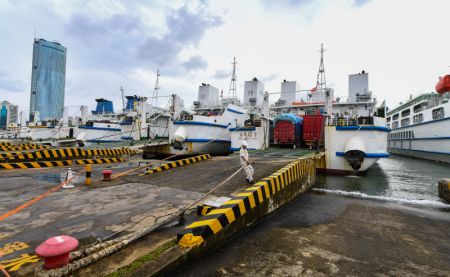 (miniature) Un employé travaille dans le port de Xiuying