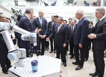(miniature) Le Premier ministre chinois Li Qiang rend visite au siège de Siemens dans le Land de Bavière