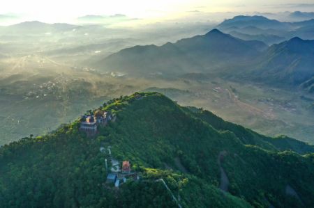 (miniature) Paysage du mont Jingzhong dans le district de Qianxi de la province septentrionale du Hebei