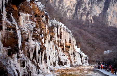 (miniature) Des gens admirent les chutes d'eau gelée de la montagne de Yuntai