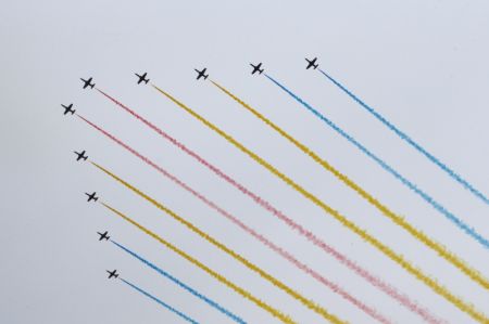 (miniature) Des avions militaires volent en formation avant une cérémonie marquant le centenaire du Parti communiste chinois (PCC)